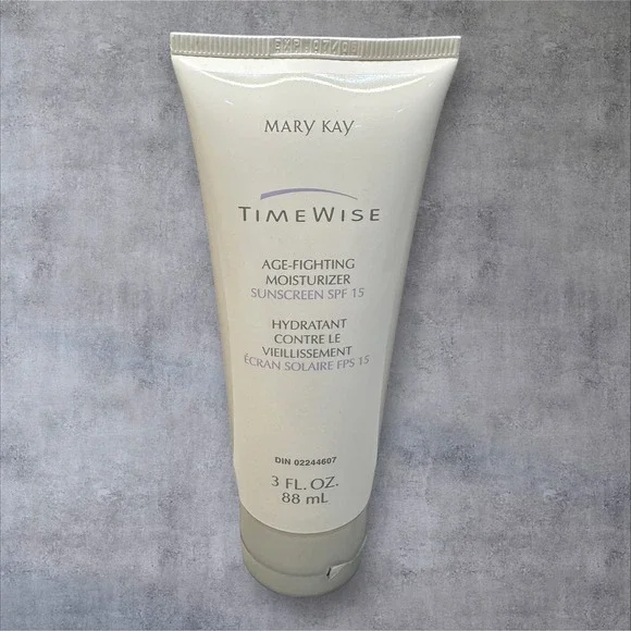 Mary Kay TimeWise Age-Fighting Moisturizer Sunscreen SPF 15 3 Fl Oz 88 mL - Picture 1 of 2